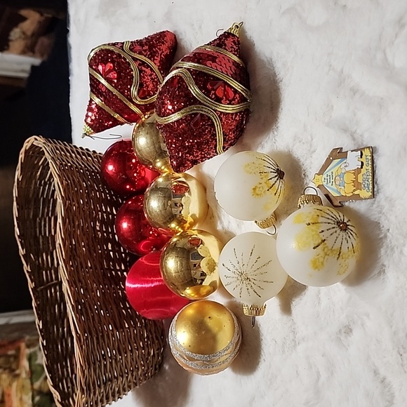 VINTAGE CHRISTMAS DECORATIVE ORNAMENTS FOR CHRISTMAS TREE / BASKET - Picture 1 of 9